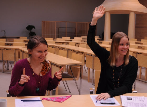 Horisontaalisessa päätöksenteossa käytetyillä käsimerkeillä reagoidaan keskustelussa jatkuvasti.