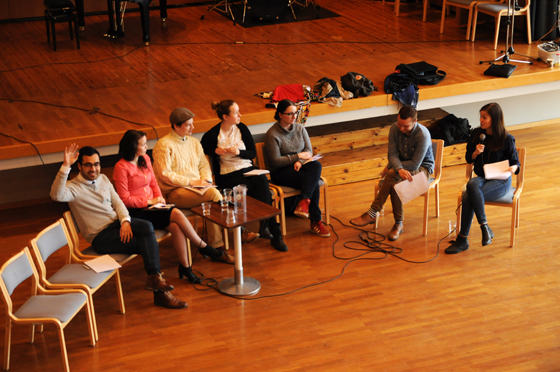 politiikkaa_juhlasali_pieni